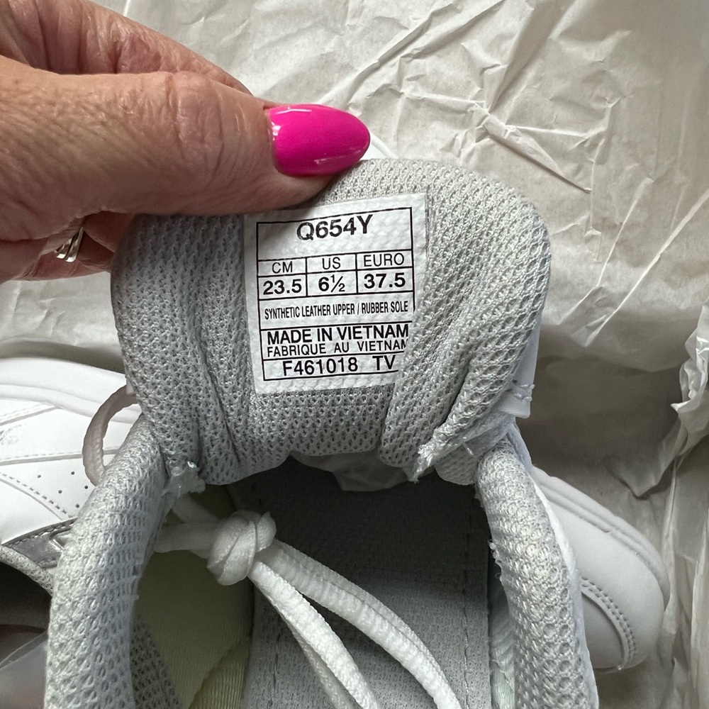 CHEERLEADING Asics White and Gray Athletic Shoes - Picture 3 of 4